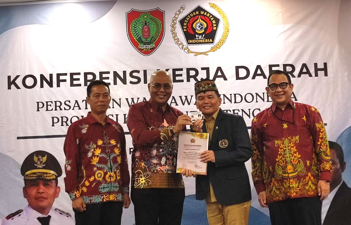 KEHORMATAN : Gubernur Kalteng Agustiar Sabran saat menerima anugerah Anggota Kehormatan Persatuan Wartawan Indonesia (PWI). Penghargaan tersebut diberikan dalam agenda Rapat Kerja Daerah (Rakerda) PWI
