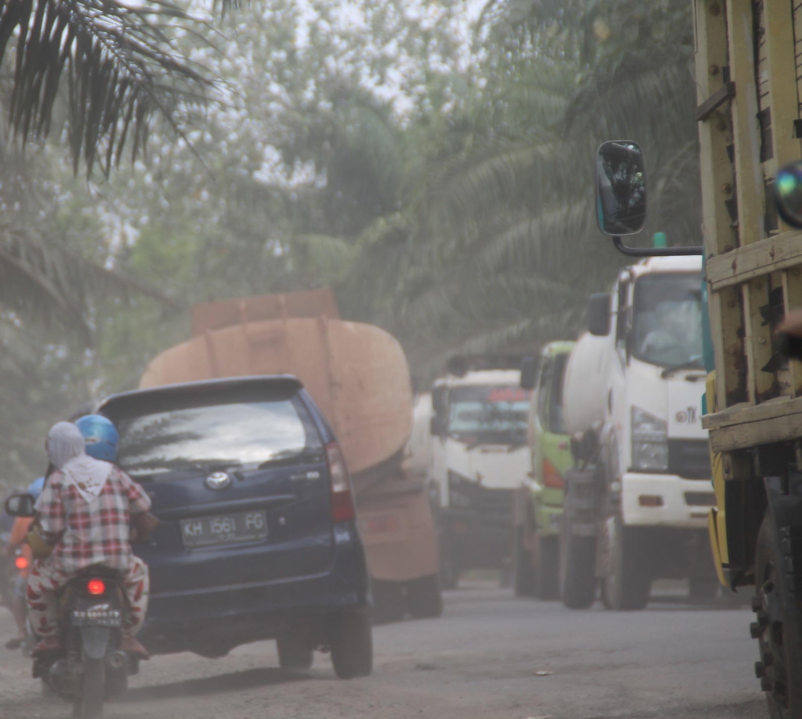 RAWAN KECELAKAAN: Padatnya aktivitas kendaraan truk angkut di Jalan HM Arsyad sekitar KM 5 Sampit.