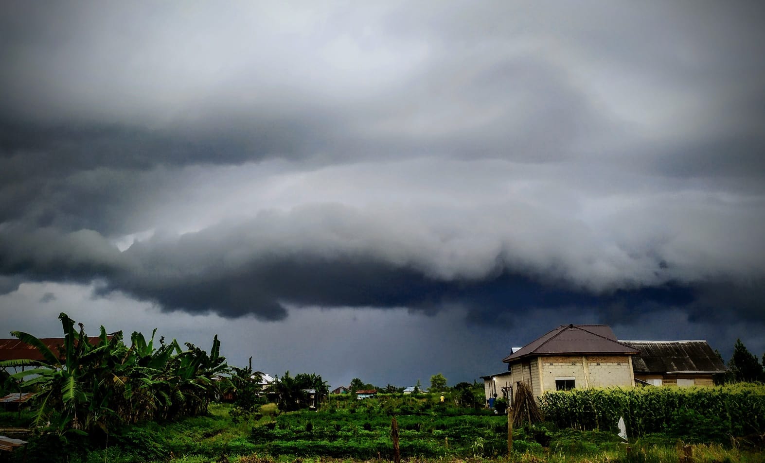 Awan hitam tampak dari wilayah Kecamatan Mentawa Baru Ketapang, Kabupaten Kotawaringin Timur. (Dok. Usay Nor Rahmad /Radar Sampit).