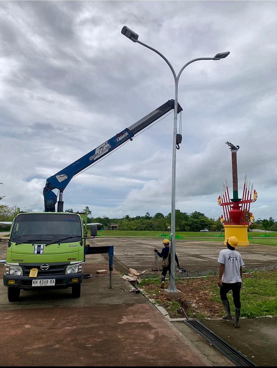 Pemasangan lampu penerangan jalan umum di Alun-Alun Kota Nanga Bulik, Kabupaten Lamandau.