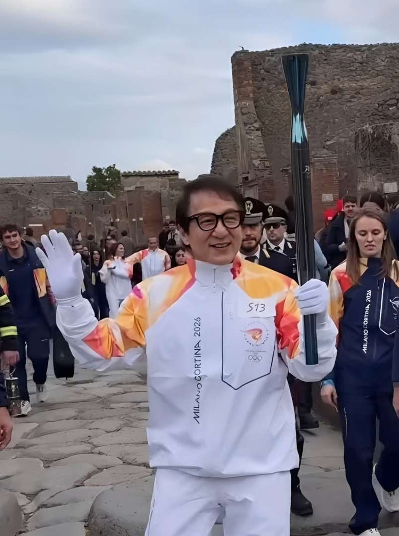 Aktor ternama Jackie Chan saat membawa obor olimpiade musim dingin 2026, melintasi reruntuhan Kota Pompeii, baru-baru tadi.