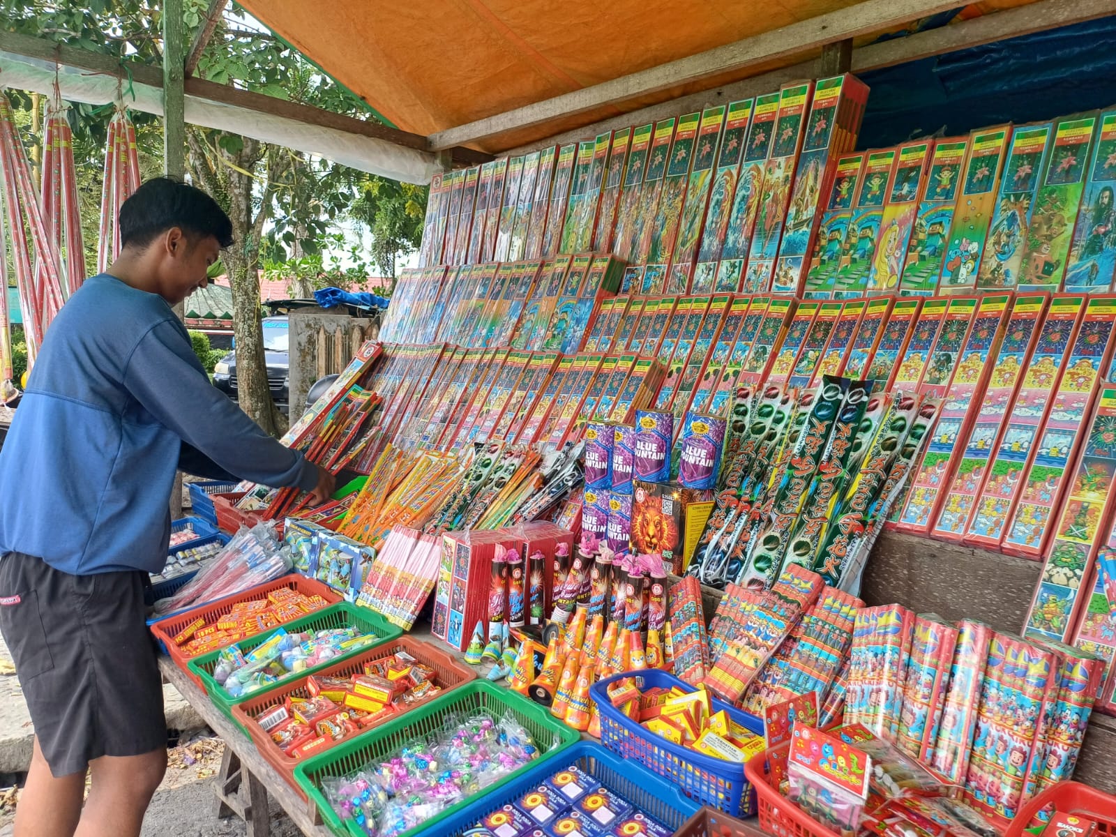 Lapak penjual kembang api musiman di sekitar Taman Kota Sampit. (oes/radar sampit)