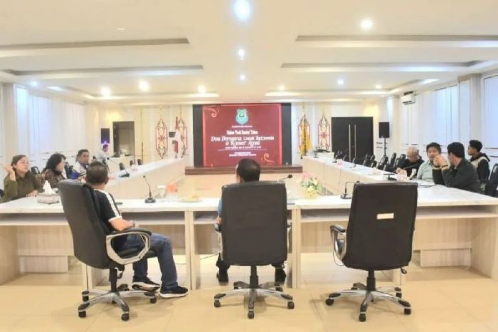 RAKOR: Suasana rapat koordinasi (Rakor) pelaksanaan kegiatanmalam pisah sambut tahun 2025-2026 di ruang rapat rumah jabatan (Rujab) Bupati Kapuas, Minggu (28/12/2025) malam. ANTARA/HO-Diskominfosantik