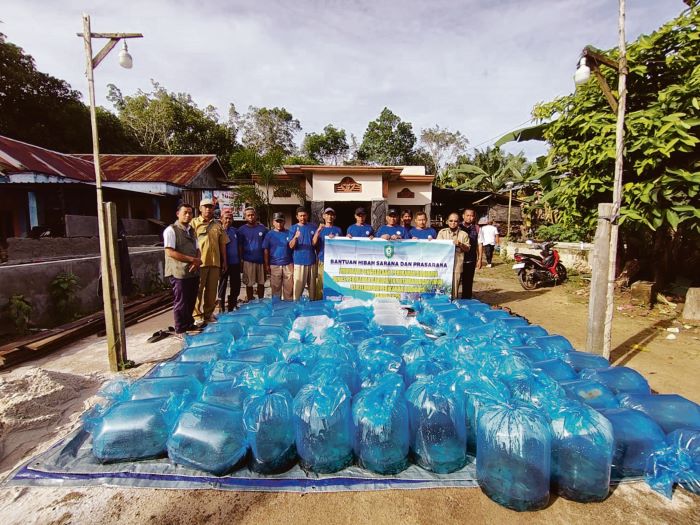 BANTUAN BIBIT: Diskan Kotim salurkan bantuan bibit bagi Pokdakan di wilayah Kecamatan Parenggean, Senin (29/12/2025). FOTO: DISKAN KOTIM/RADAR SAMPIT