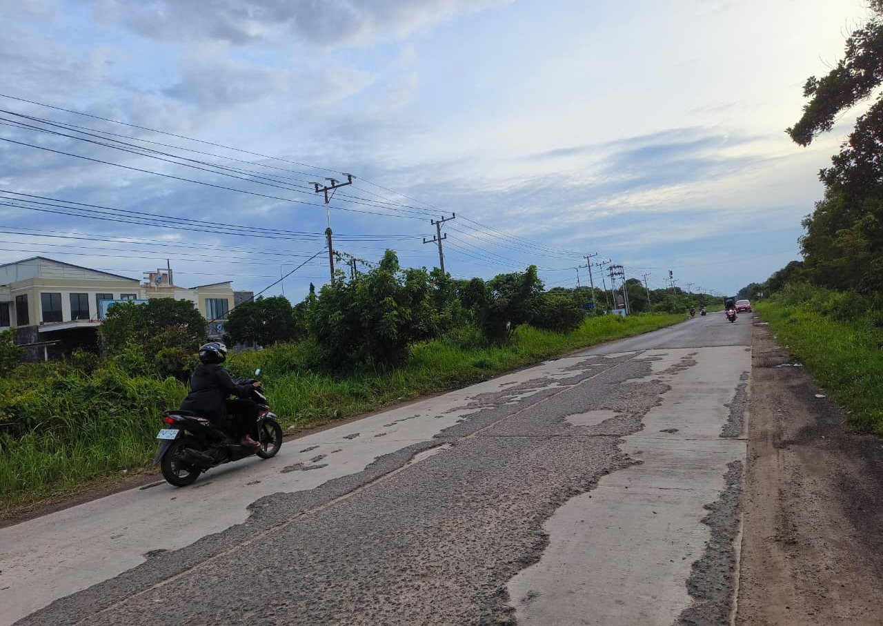 Salah satu ruas Jalan HM Arsyad yang mengalami kerusakan cukup parah.