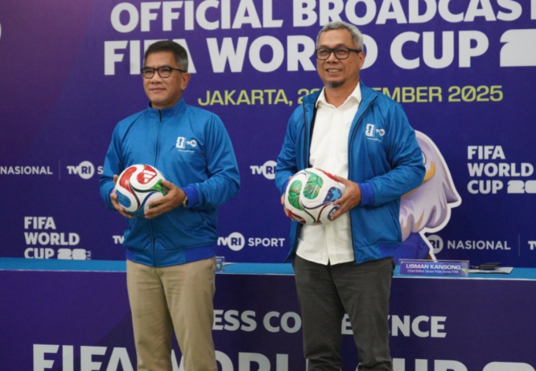 Dirut LPP TVRI Iman Brotoseno dan Chief Editor Siaran Piala Dunia TVRI Usman Kansong dalam konferensi pers di lobi GPO LPP TVRI, Senin (29/12/2025). (dok. TVRINews/Ricardo Julio)