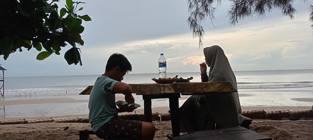 Wisatawan asal Sampit menikmati suasana pagi di Pantai Ujung Pandaran, Sabtu (27/12).