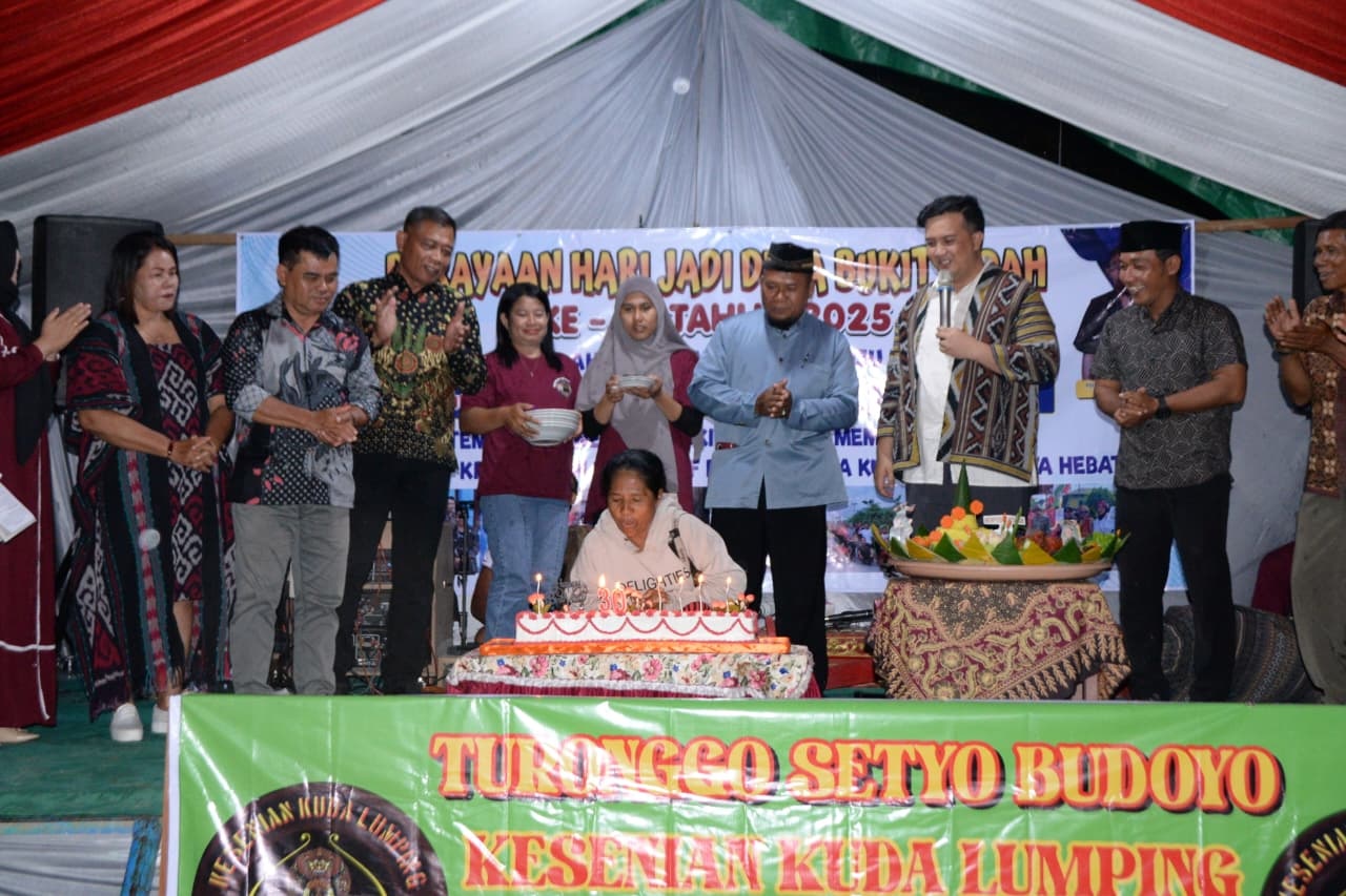 Hari Jadi ke-30 Desa Bukit Indah di Balai Desa Bukit Indah, Kecamatan Bulik, Sabtu malam (27/12).