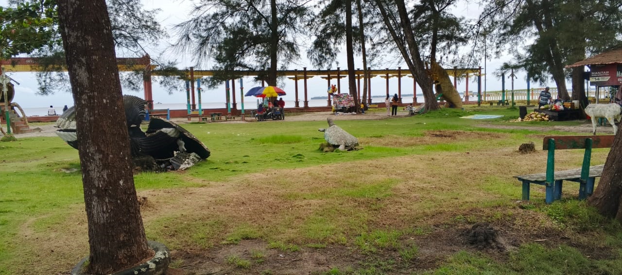 Pantai Kubu, Desa Kubu, Kecamatan Kumai, Kabupaten Kotawaringin Barat, masih terlihat sepi saat libur Natal 2025.