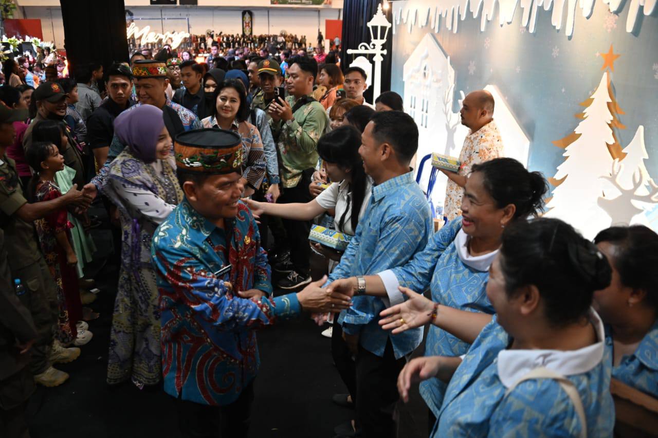 Gubernur Kalteng Agustiar Sabran menyapa para peserta perayaan Natal bersama di lingkungan Pemprov Kalteng yang digelar di GOR Indoor Jalan Tjilik Riwut KM 5 Palangka Raya, Senin (29/12) malam.