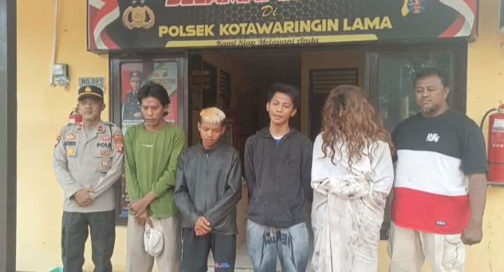 Polsek Kolam mengamankan 4 konten kreator yang membuat resah warga dengan membuat video penampakan kuntilanak di jembatan pile slab jalur Pangkalan Bun menuju Kotawaringin Lama