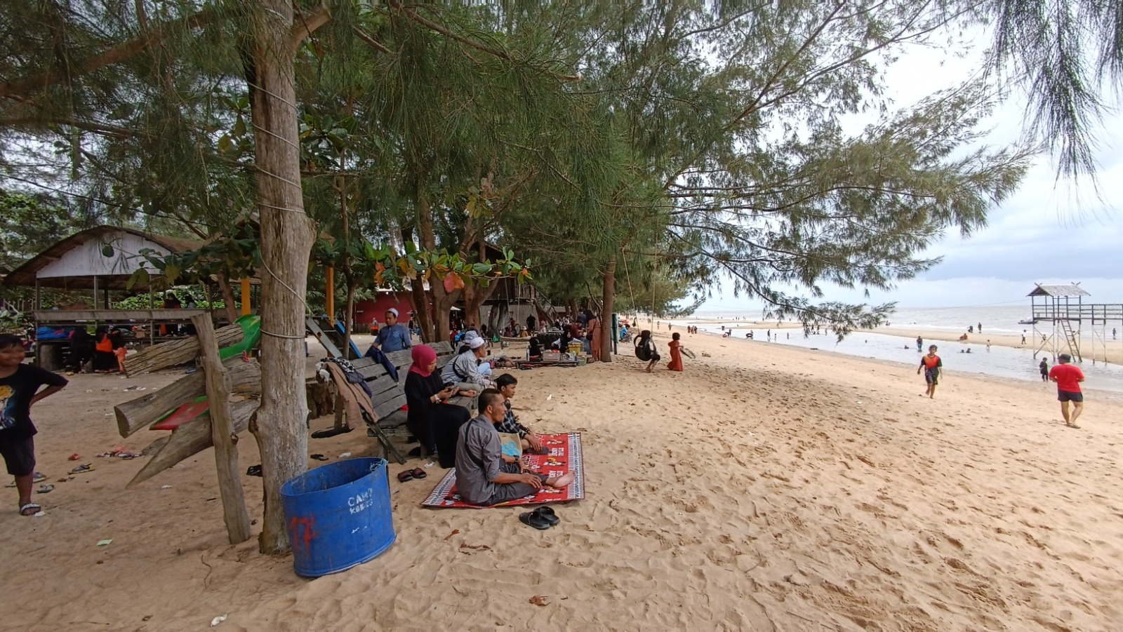 Suasana Pantai Ujung Pandaran saat ramai kunjungan wisatawan. (Dok. Usay Nor Rahmad/Radar Sampit)