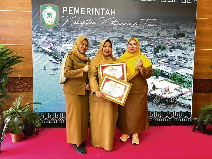 PRESTASI: Guru inovator SDN 4 Ketapang Asykuriah bersama Wabup Kotim Irawati didampingi Nia Pitriani Tim Inovator yang mendapat penghargaan inovasi Busa Indah (Buku Saku Inovasi Daerah), Selasa (30/12