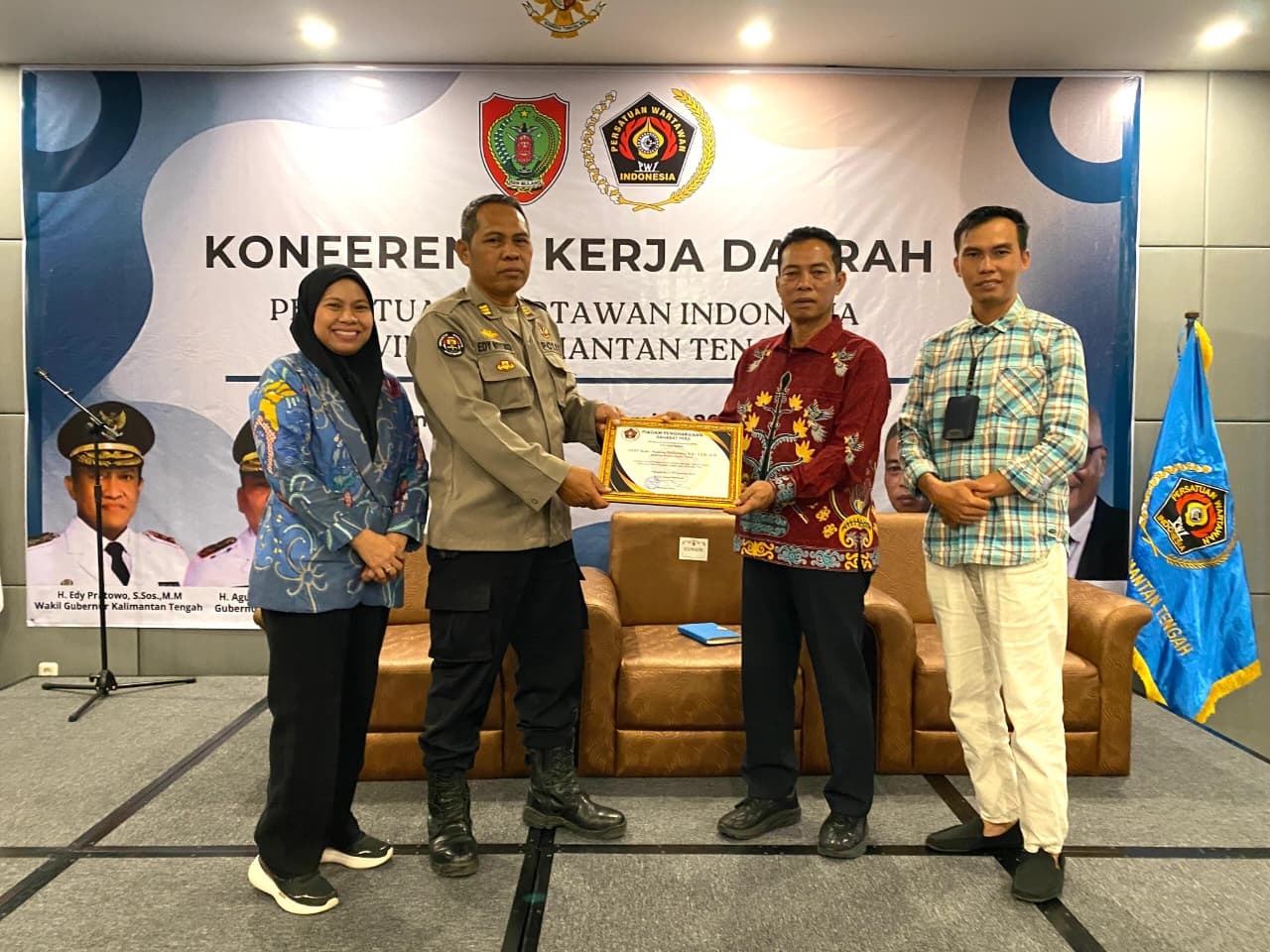 Penyerahan penghargaan PWI Pusat kepada Polres Kotim, yang dilakukan Ketua PWI Kalteng M. Zainal didampingi Ketua PWI Kotim Siti Fauziah dan Sekjen PWI Kotim, Nako.
