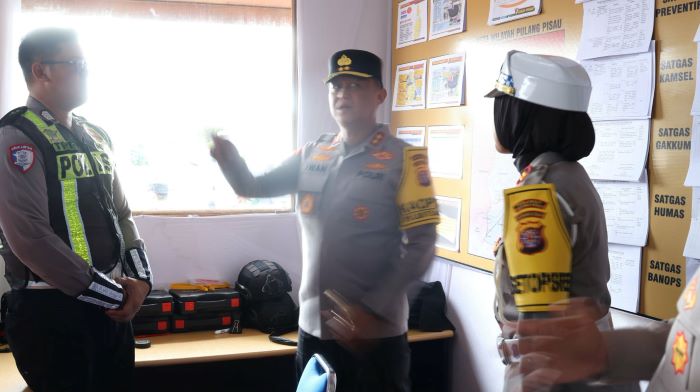 CEK LAPANGAN: Kapolda Kalteng Irjen Pol Iwan Kurniawan turun langsung meninjau Pos Pengamanan Terpadu Operasi Lilin Telabang 2025 di Kabupaten Pulang Pisau, Selasa (30/12/2025). FOTO: POLDA KALTENG