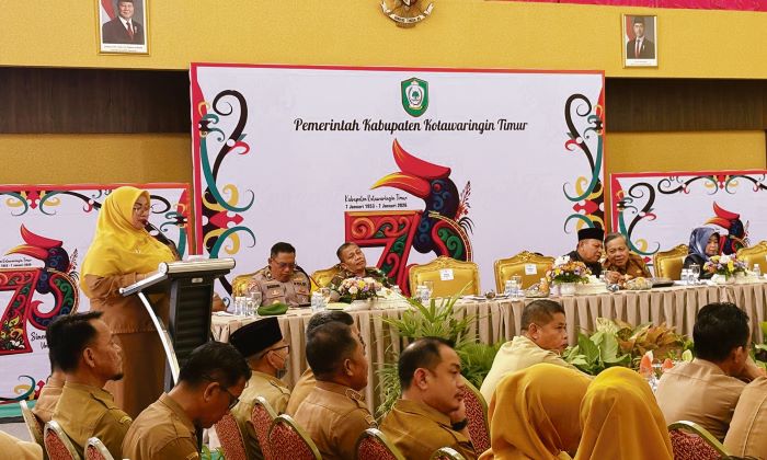 SAMBUTAN: Wabup Kotim Irawati memberikan sambutan pada rapat evaluasi akhir tahun 2025, Selasa (30/12/2025). YUNI/RADAR SAMPIT
