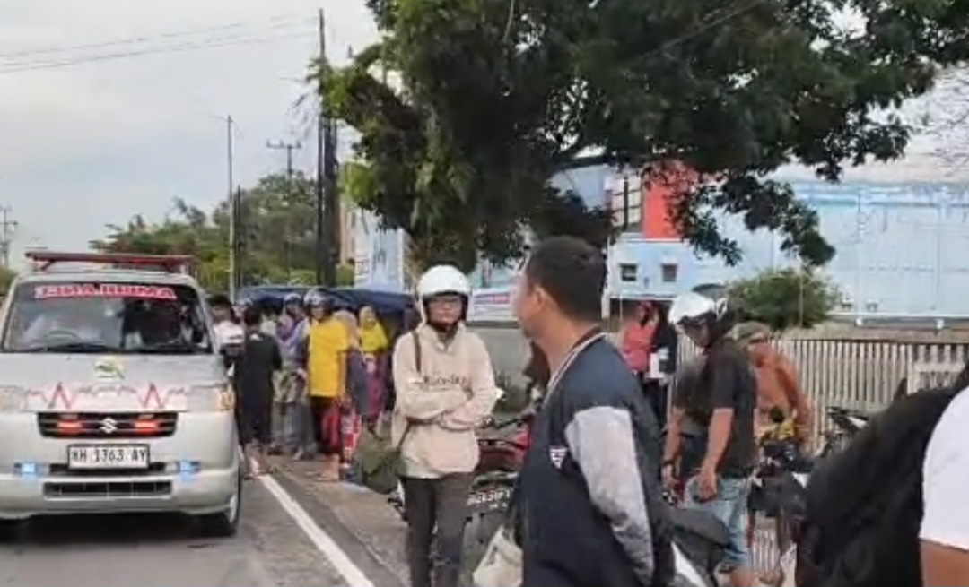 EVAKUASI: Tim medis saat evakuasi jenazah Ahmad, korban tewas kecelakaan di Pal 1 Palangka Raya. (warga/radar sampit)