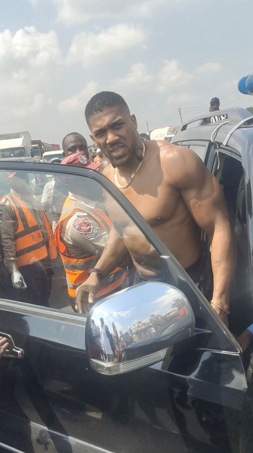Anthony Joshua saat keluar dari mobilnya setelah mengalami kecelakaan di Nigeria