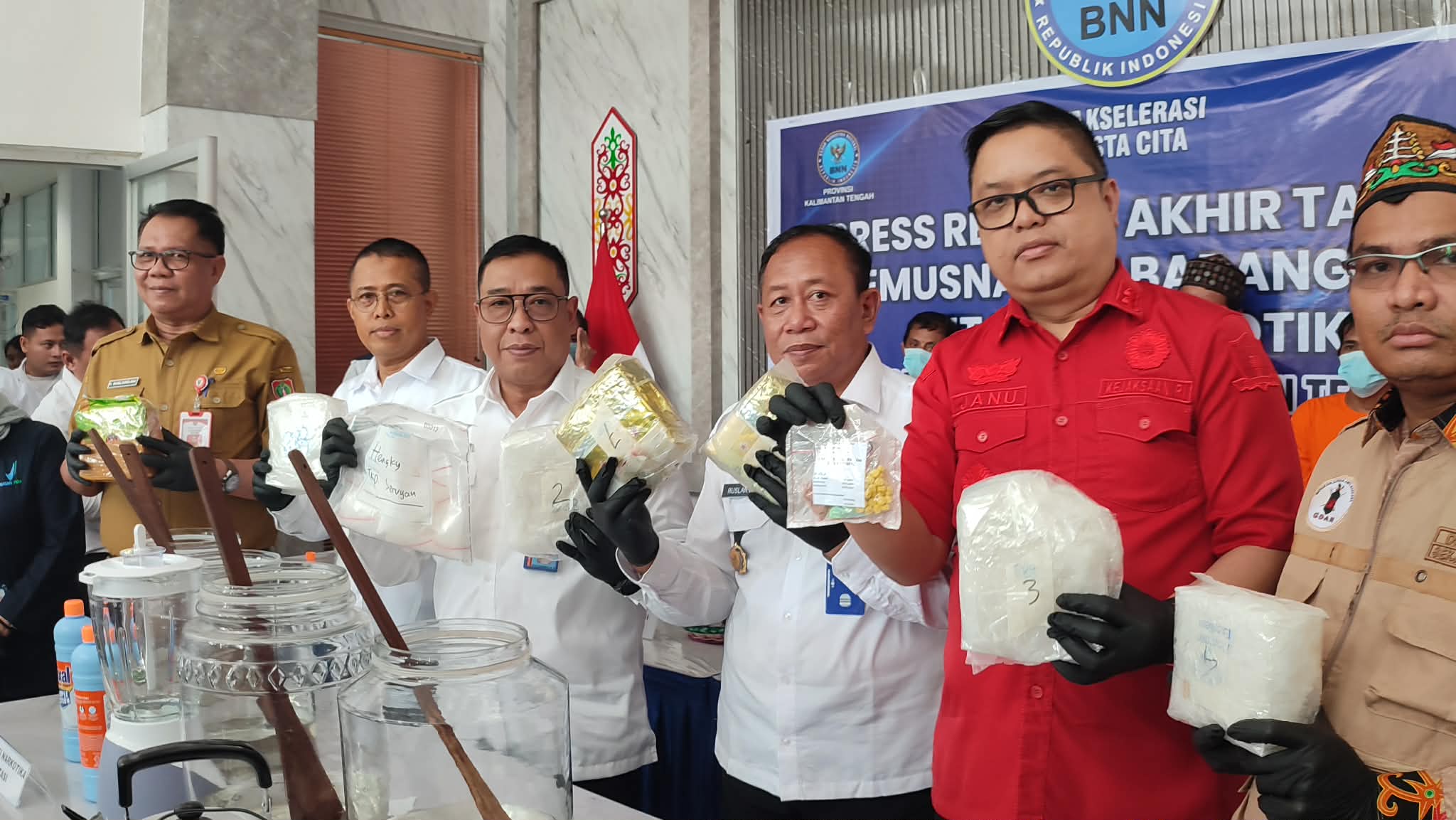 Sejumlah barang bukti narkoba jenis sabu dan ekstasi dari pengedar kelas kakap di wilayah Kotim, saat dirilis di markas BNNP Kalteng, Senin (29/12).