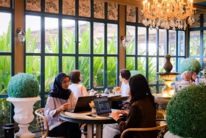 TETAP BEKERJA: Sejumlah wisatawan nusantara memilih bekerja sambil liburan Nataru setelah pemerintah meluncurkan kampanye work from mall (WFM). (IST)