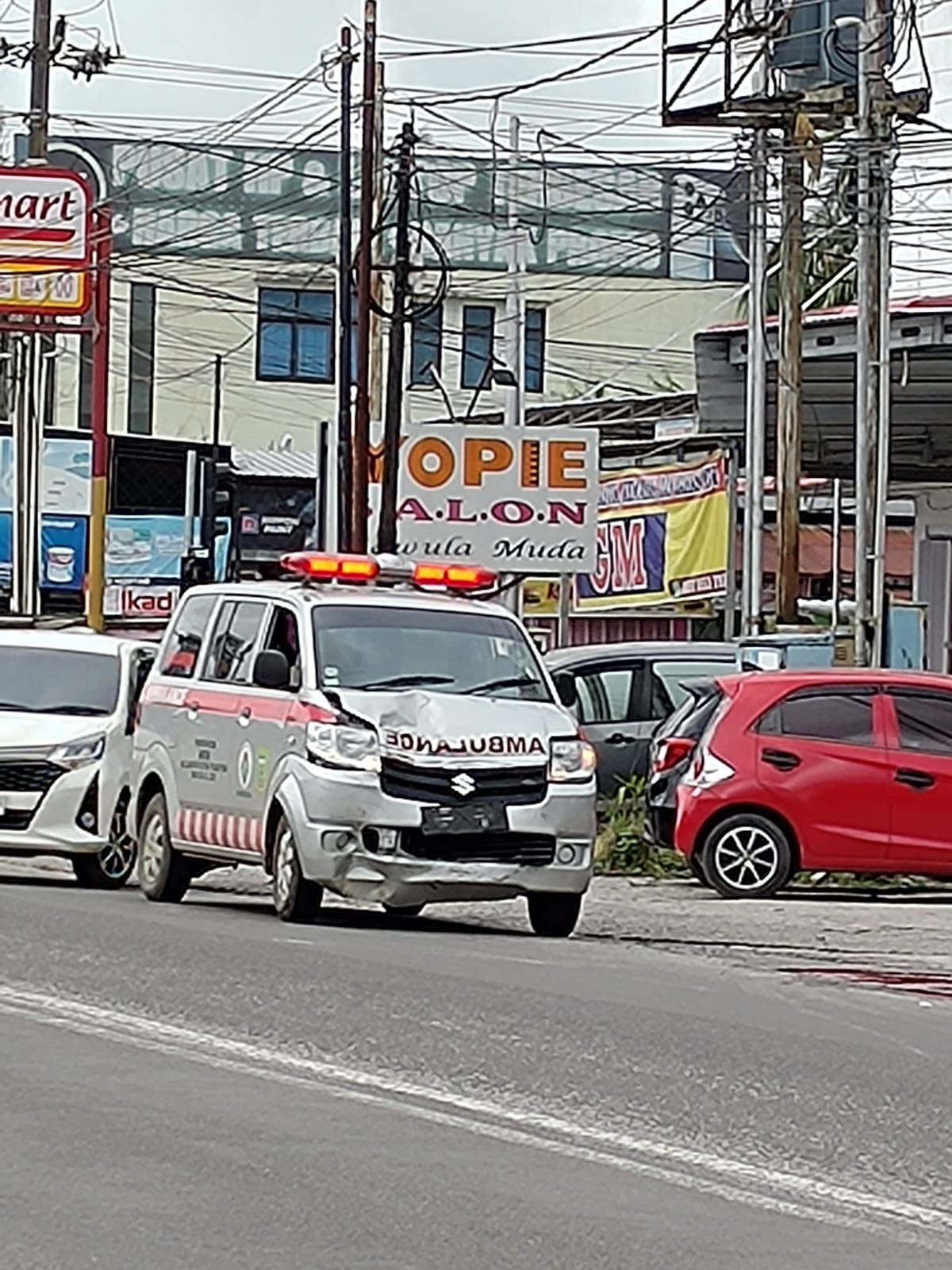 MUSIBAH: Ambulans yang terlibat kecelakaan di kawasan simpang lampu lalu lintas Jalan Seth Adji &ndash; Antang Kalang, Palangka Raya mengalami rusak berat di bagian depan. FOTO: IST/RADAR SAMPIT