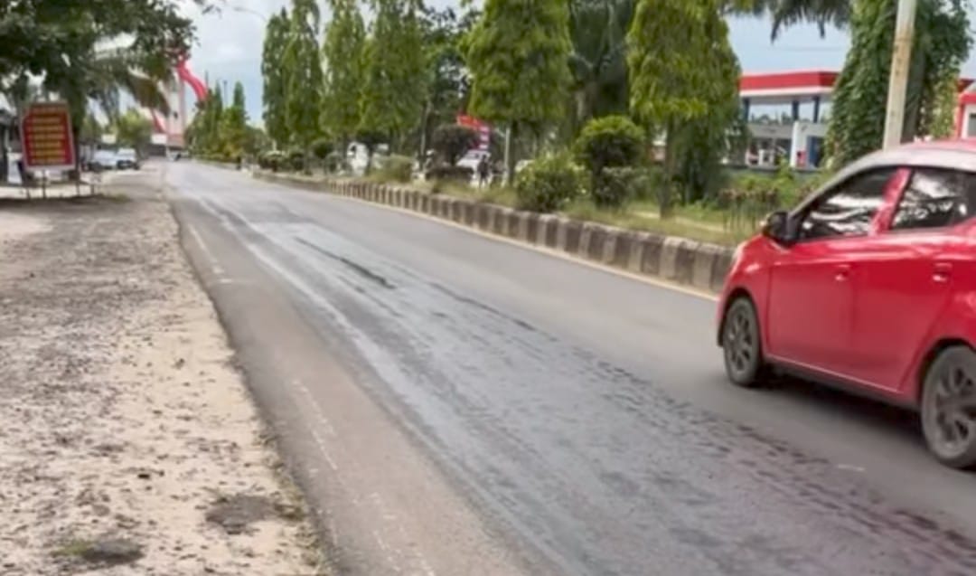 Tumpahan minyak di Jalan Jenderal Sudirman Km 3, rawan mengakibatkan kecelakaan, Rabu (31/12/2025).