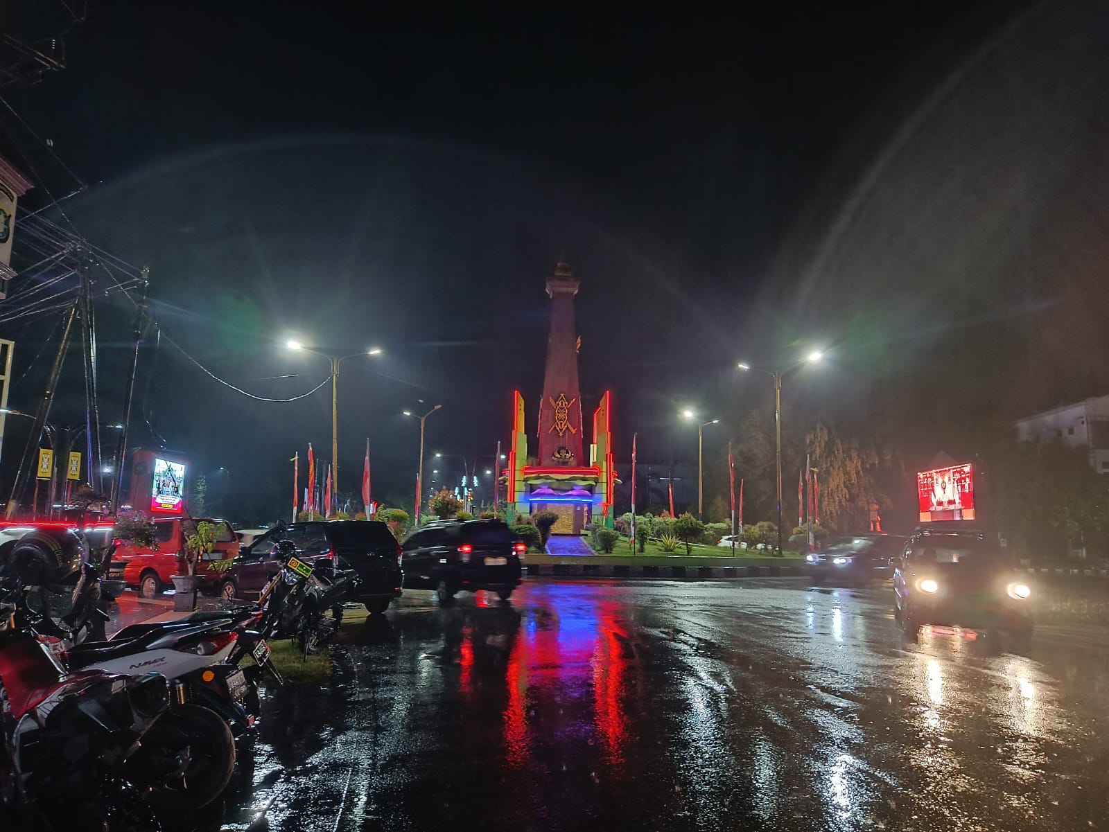 Suasana jalan di Sampit menjelang pergantian tahun diwarnai hujan deras yang berlangsung lama, Rabu (31/12/2025). (Usay Nor Rahmad/Radar Sampit)