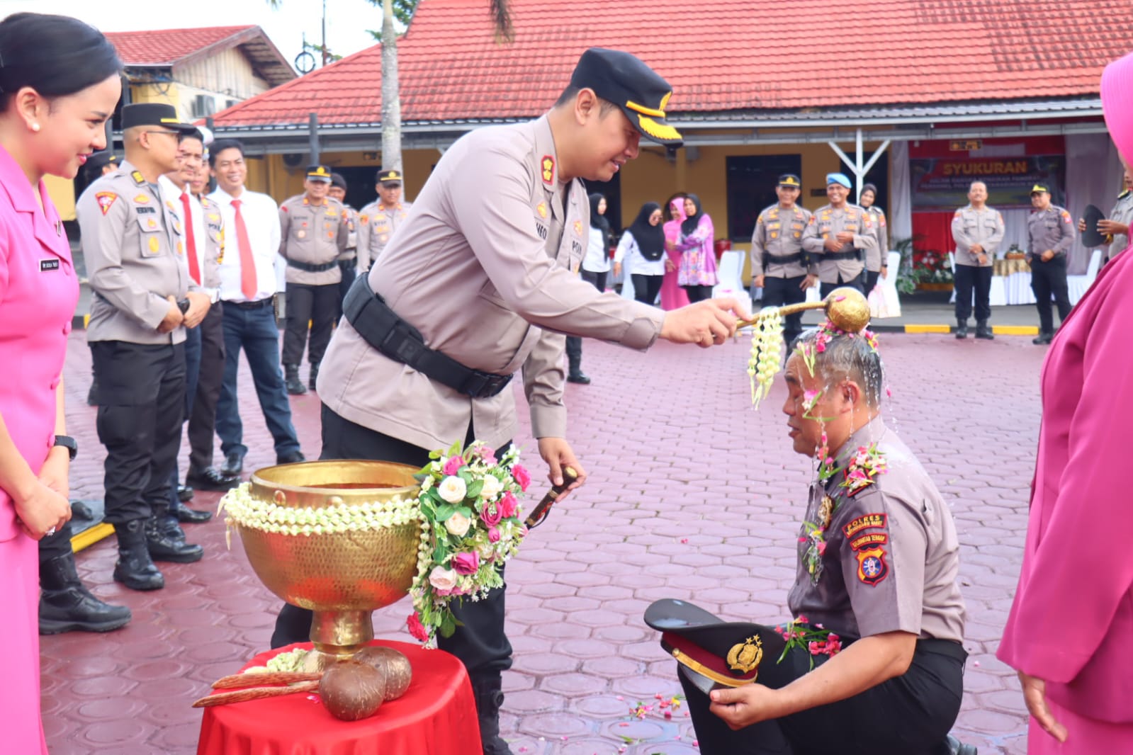 Kapolres Kotawaringin Barat (Kobar), AKBP Theodorus Priyo Santosa saat prosesi mandi kambang untuk Kapolsek Pangkalan Lada AKP Sugiarto. (Polres Kobar/Radar Sampit)