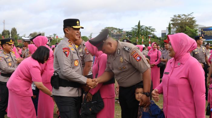 NAIK PANGKAT : Kapolda Kalteng Irjen Pol Iwan Kurniawan beri selamat kepada anggotanya yang naik pangkat, Rabu (31/12/2025). FOTO: DODI/RADAR SAMPIT