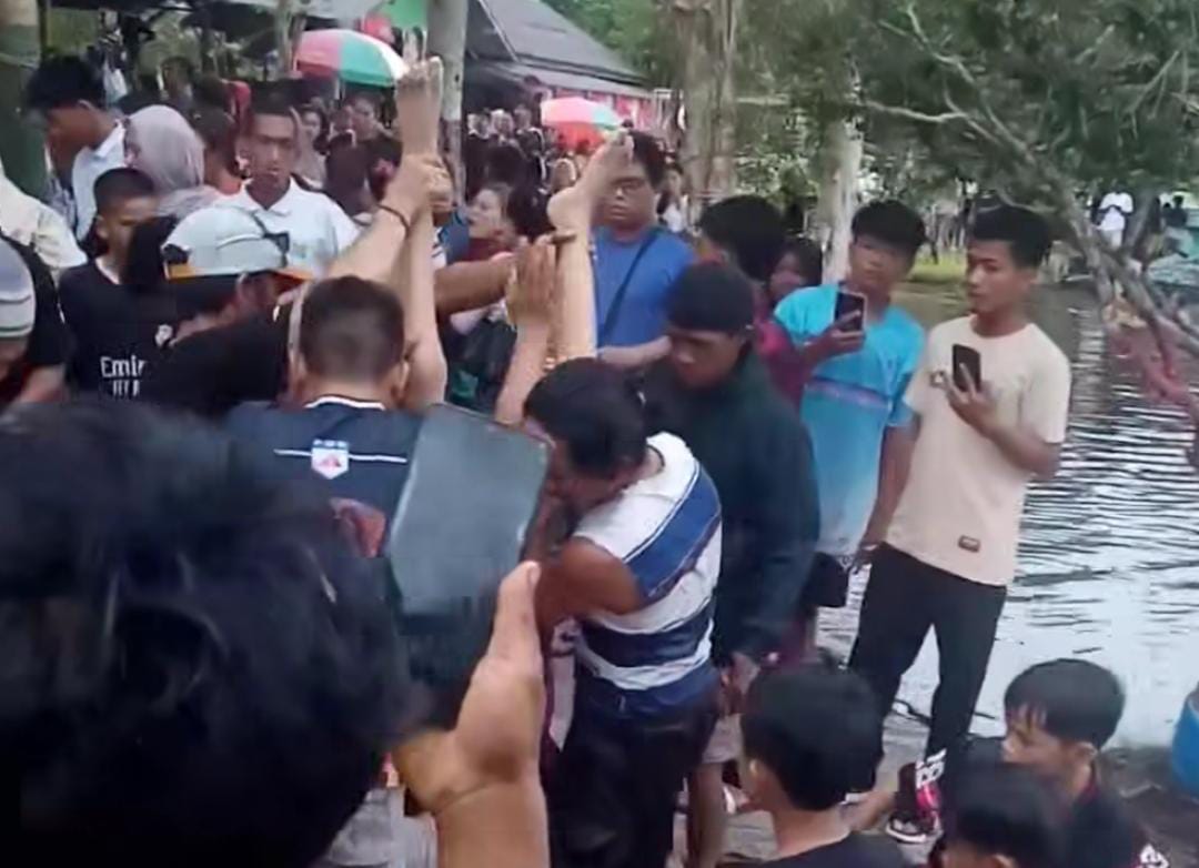PENYELAMATAN: Korban seorang anak yang diduga tenggelam di Danau Alam Salju saat coba diselamatkan. (warga/radar sampit)
