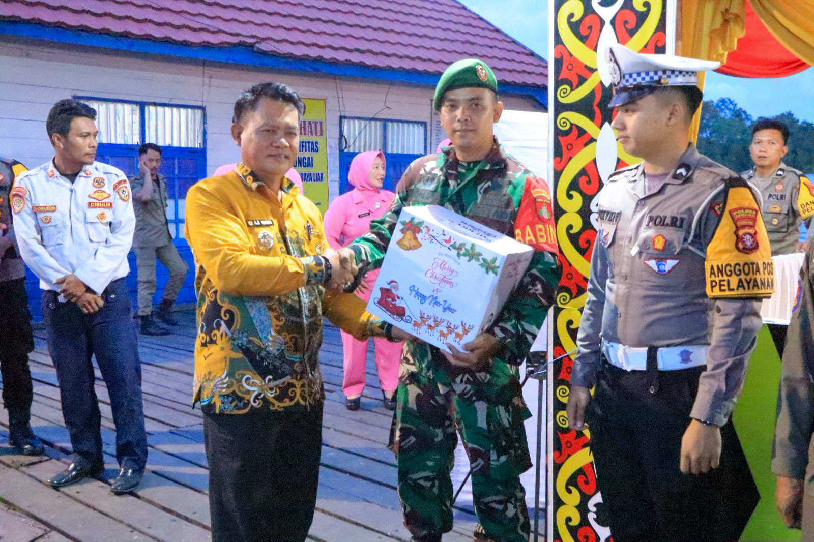 BINGKISAN: Bupati Seruyan Ahmad Selanorwanda saat menyerahkan bingkisan untuk petugas jaga malam tahun baru. (rifani/radar sampit)