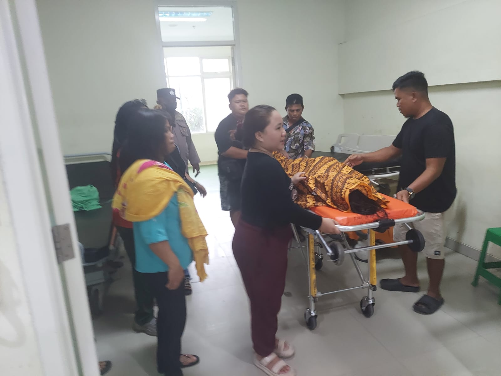 DUKA MENDALAM: Jenazah anak perempuan 12 tahun korban tenggelam di Danau Alam Salju saat RSUD Dr Murjani Sampit, Kamis (1/1/2026) sore.FAHRY/RADAR SAMPIT
