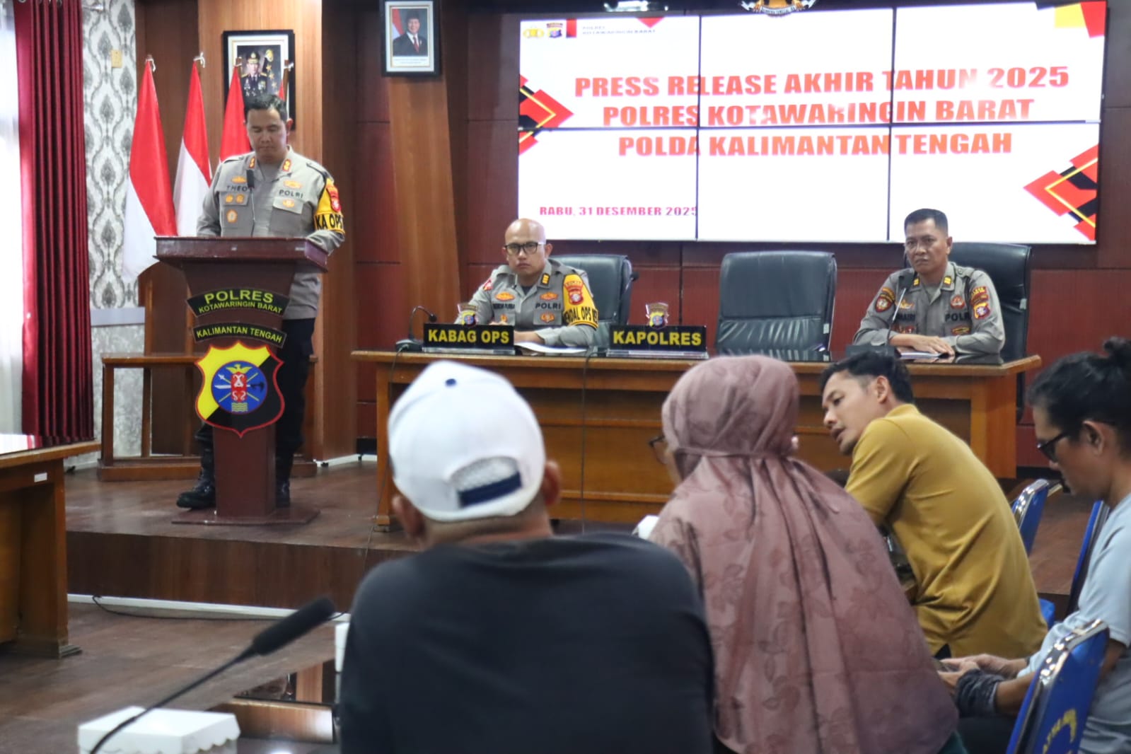 Polres Kobar menggelar press release akhir tahun 2025 di aula Polres Kobar, Rabu (31/12)