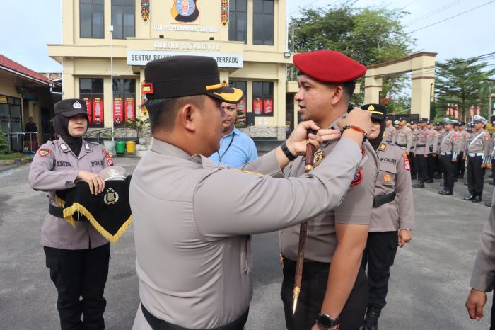 KADO TAHUN BARU : Kapolres Kotim AKBP Resky Maulana Zulkarnain memimpin upacara korps rapor kenaikan pangkat di Mapolres Kotim, Rabu (31/12/2025) pagi. FOTO: POLRES KOTIM/RADAR SAMPIT