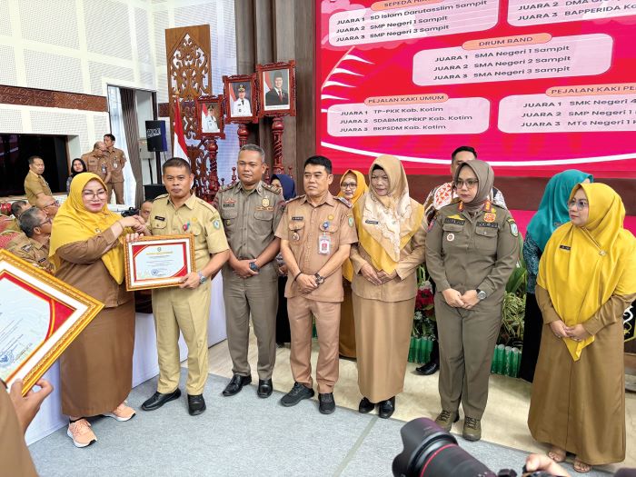 PENGHARGAAN: Wabup Kotim Irawati menyerahkan penghargaan atas inovasi Geoportal yang diterima langsung oleh Kepala Bapperida Kotim Alang Arianto, Rabu (31/12/2025) tadi. FOTO: YUNI/RADAR SAMPIT