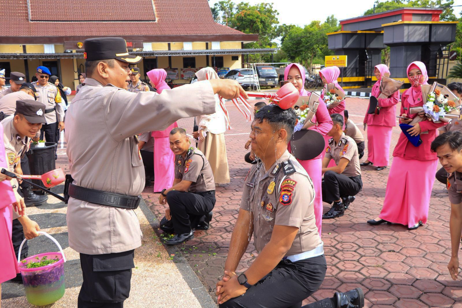 Kapolres Seruyan AKBP Han&rsquo;s Itta Papahit saat prosesi mandi kambang kenaikan pangkat personel Polres Seruyan. (Rifani/Radar Sampit)