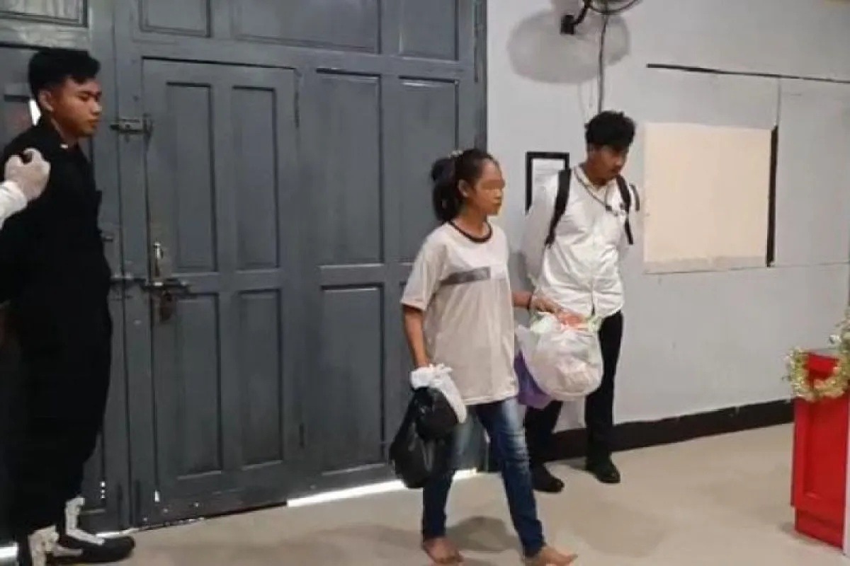 SNB (29), warga Kabupaten Pulang Pisau, Kalimantan Tengah, diamankan setelah kedapatan membawa narkotika jenis sabu-sabu saat hendak membesuk suaminya yang tengah menjalani masa tahanan. (Antara)