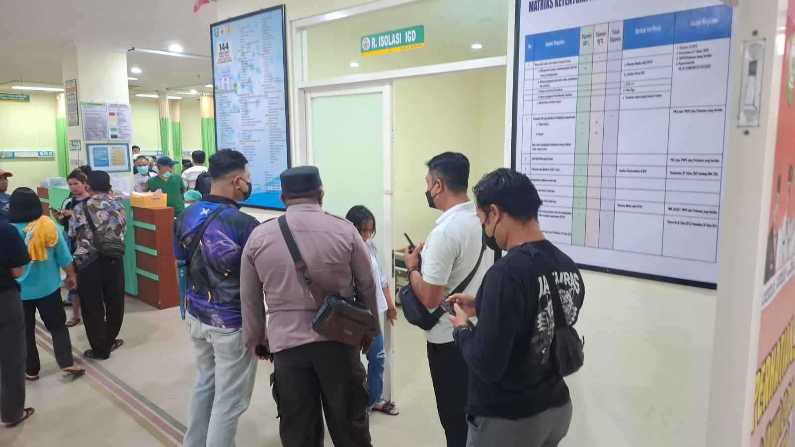 TAK TERTOLONG: Suasana di RSUD Murjani Sampit usai korban tenggelam di Danau Alam Salju dievakuasi. Nyawa korban tetap tak terselamatkan. (Fahry/Radar Sampit)