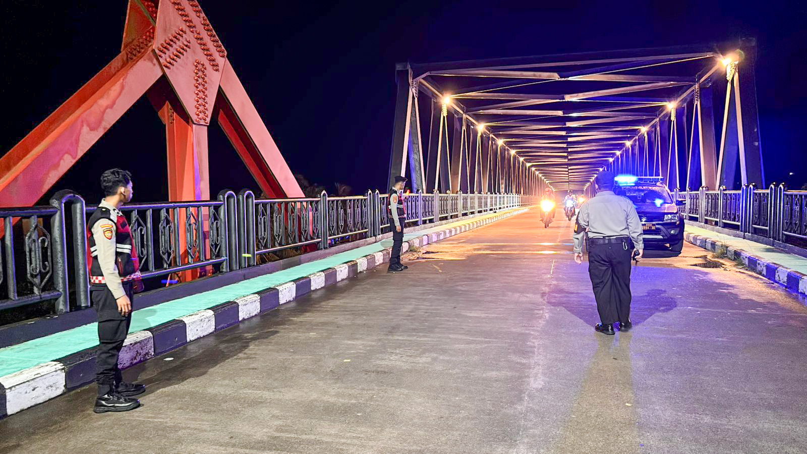 BALAP LIAR: Sekelompok remaja dibubarkan polisi di kawasan Jembatan Soekarno, Kuala Pembuang, Kamis (1/1) dini hari.RIFANI/RADAR SAMPIT