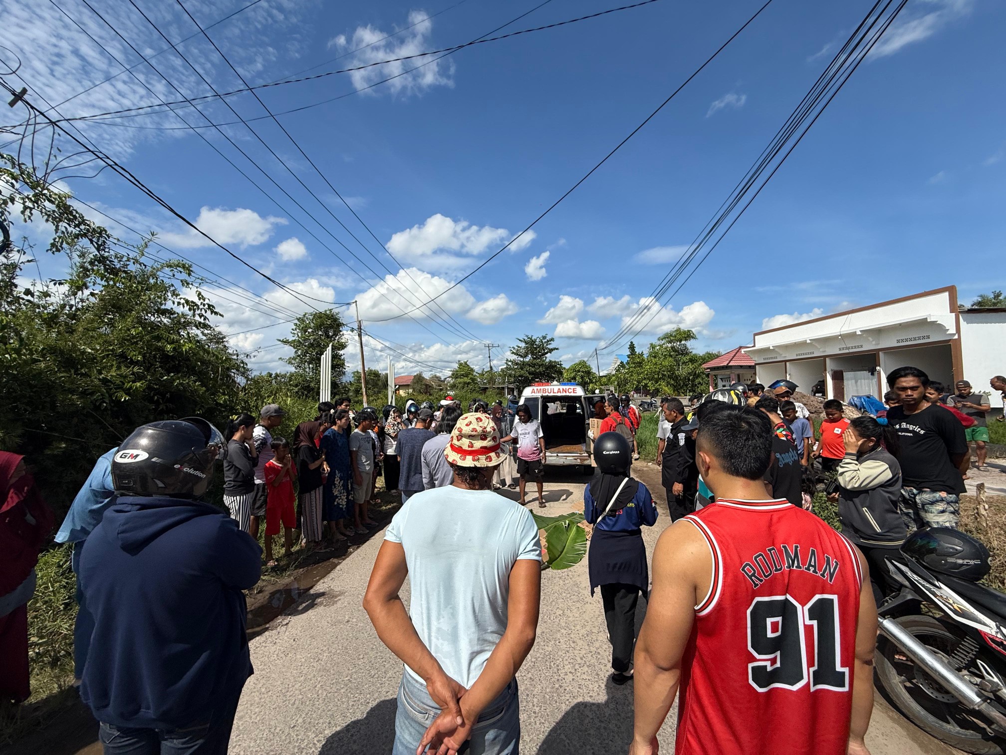 Warga saat mengerumuni proses evakuasi korban kecelakaan lalulintas di Jalan Kenan Sandan, Baamang, Sampit, Jumat (2/1/2026)