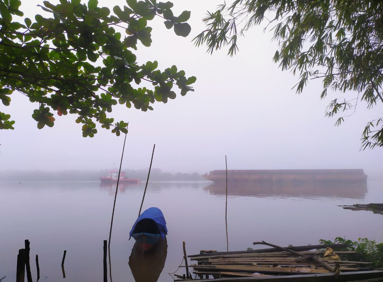 Kabut menyelimuti Sungai Mentaya Sampit, Kabupaten Kotawaringin Timur. (DOK.Usay Nor Rahmad/Radar Sampit)