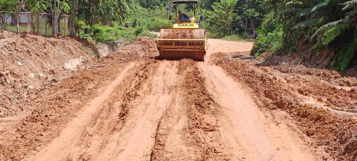 JALAN RUSAK : Kondisi jalan rusak simpang tiga Kilometer 4 Kuala Kuayan yang mengarah ke Desa Tumbang Sapiri dan Desa Pemantang. (EDISON UNTUK RADAR SAMPIT)
