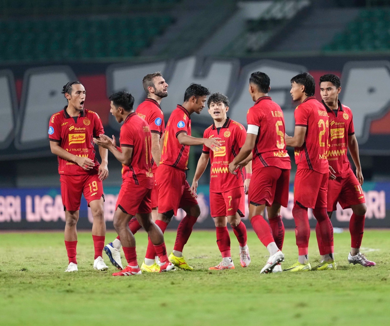 Para pemain Persija Jakarta dalam salah satu laga Super League 2025/2026.