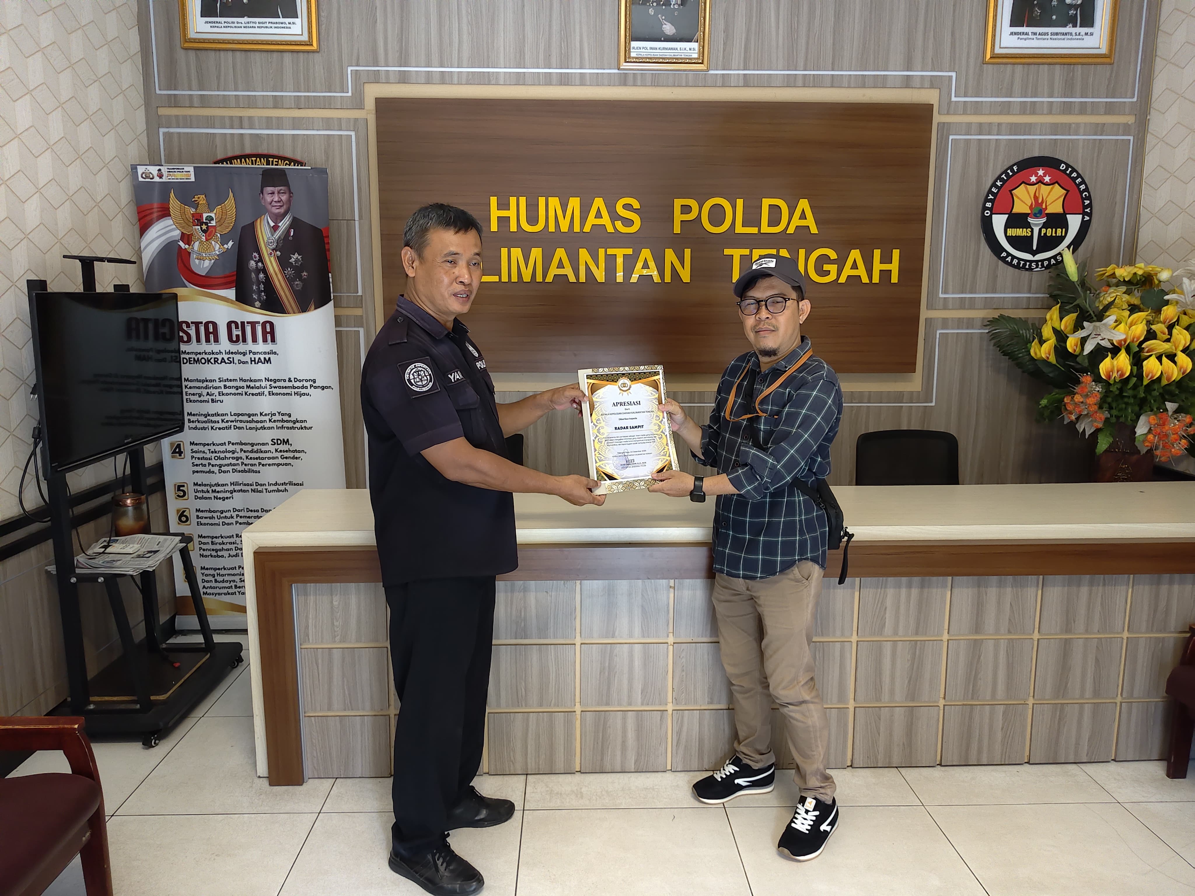 APRESIASI : Wartawan radar sampit saat menerima sertifikat apresiasi dari polda kalteng.  (polda/radar sampit)