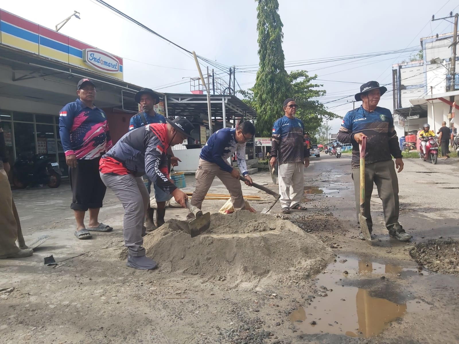 Camat MB Ketapang, Lurah Ketapang bersama belasan warga memperbaiki jalan berlubang di Jalan Haji Imran, Jumat (2/1).