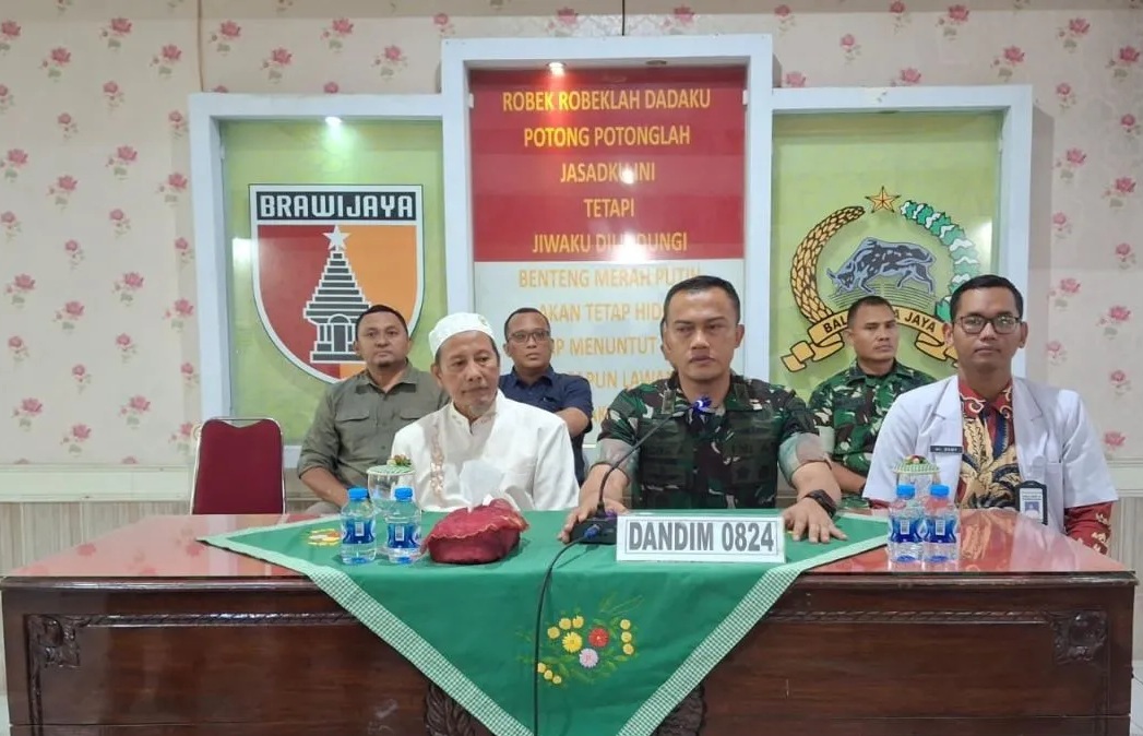 Dandim 0824 Jember Letkol Arm Indra Andriansyah memberikan penjelasan kepada wartawan dalam konferensi pers yang digelar di Markas Kodim 0824 Jember, Jumat (2/1/2026). ANTARA/Zumrotun Solichah.