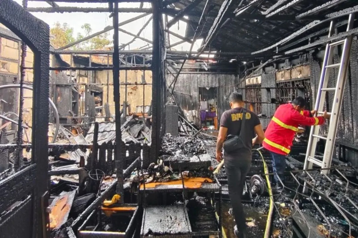 Kebakaran hebat menghanguskan satu unit rumah warga di kawasan permukiman Jalan Nusa Indah Gang 6, Kuala Kapuas, Kabupaten Kapuas, Kalimantan Tengah, Sabtu pagi.