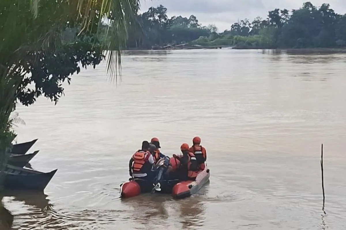 Tim gabungan cari korban diduga tenggelam di DAS Kahayan wilayah Desa Sepang Kota, Kecamatan Sepang, Kabupaten Gumas, Sabtu (3/1/2026). (Polres Gumas)