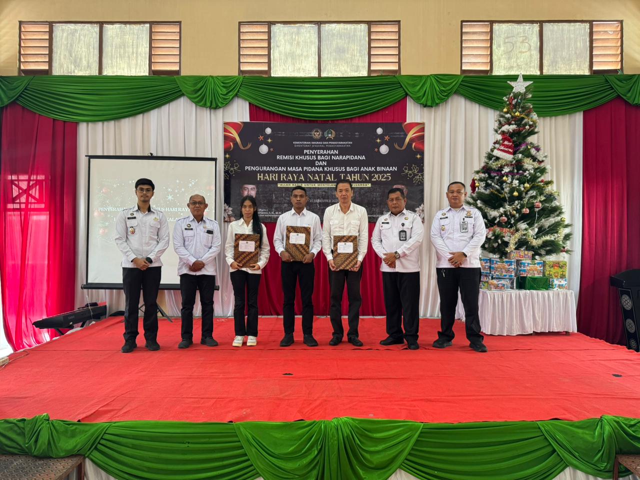 REMISI NATAL: Perwakilan warga binaan simbolis menerima SK remisi khusus di Lapas Klas IIB Pangkalan Bun, Kobar, belum lama tadi. (LAPAS PANGKALAN BUN/RADAR SAMPIT)