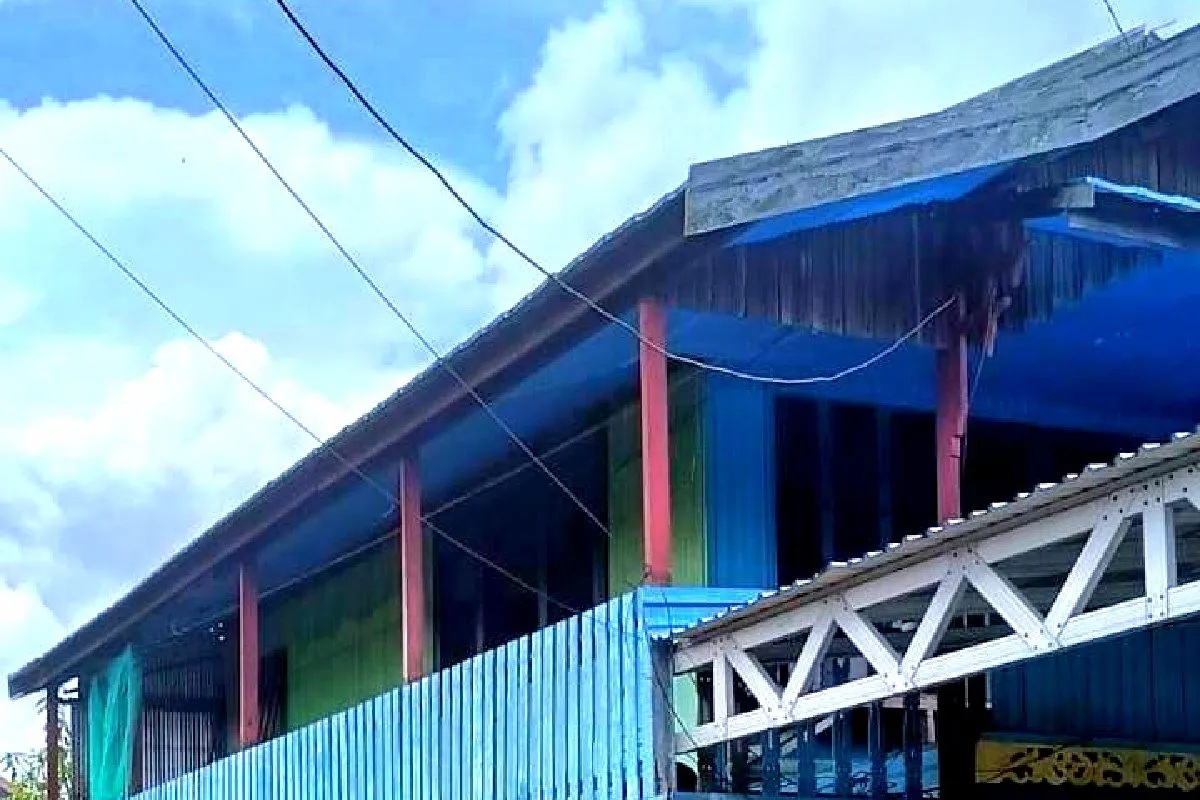 Salah satu rumah warga di Jalan Seroja Gang 2 Kuala Kapuas yang menjadi tempat kejadian kecelakaan kerja seorang petugas teknisi listrik meninggal dunia pada Kamis (1/1/2025) sore. ANTARA/HO-warga